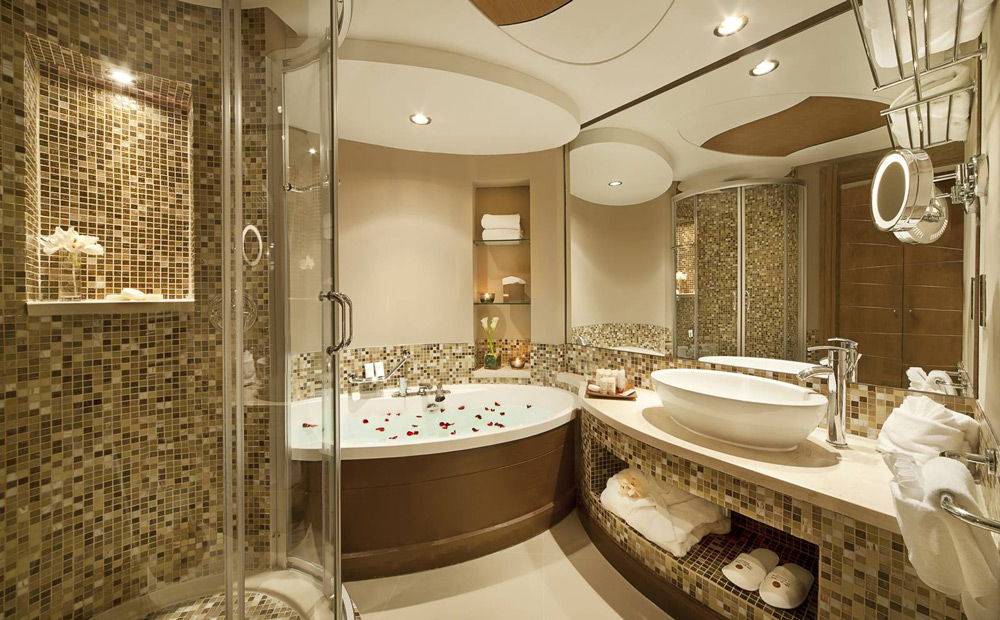 Дизайн интерьера ванной комнаты с настенной мозаикой